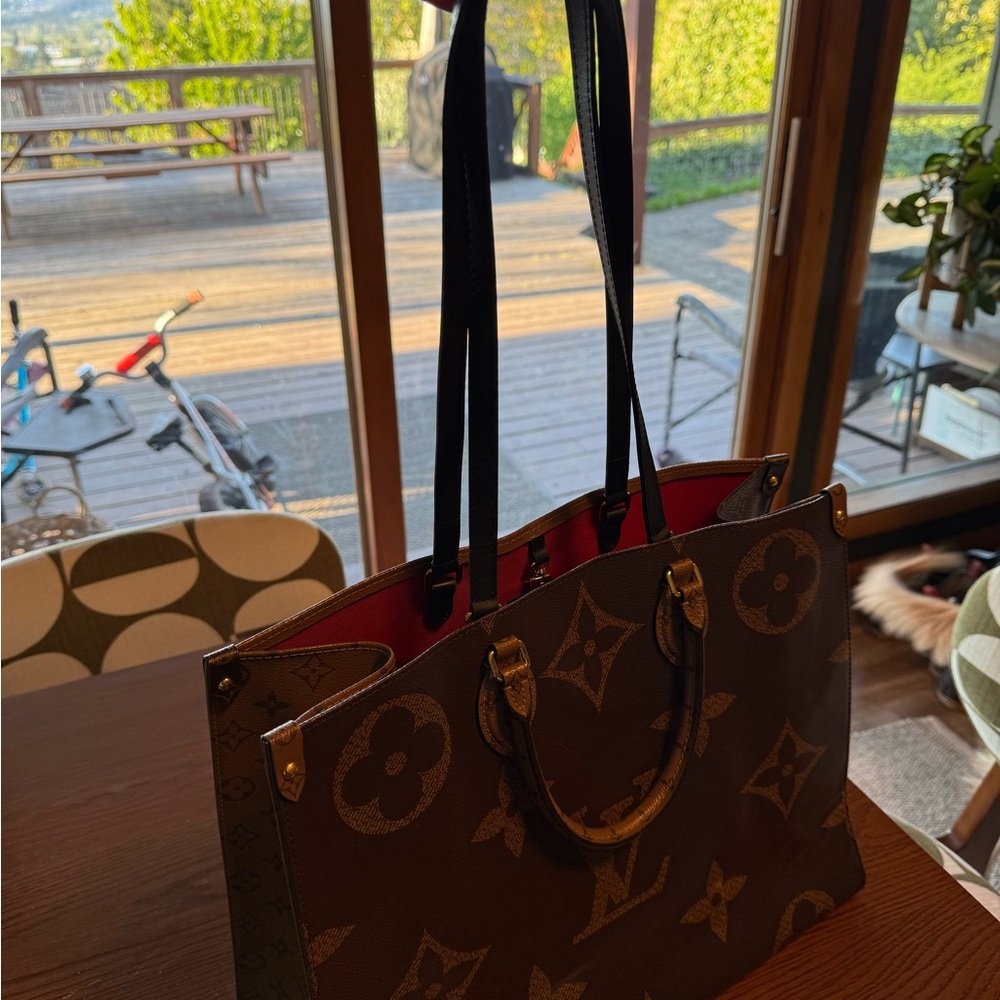 Louis Vuitton GM Monogram On The Go Tote Bag - Picture 7 of 16